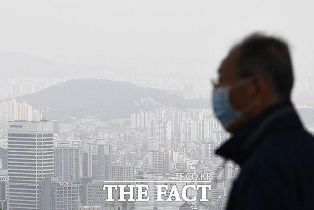 목요일인 13일 전국에 황사가 기승을 부리고 있다. 황사의 영향으로 미세먼지는 전국이 '나쁨' 수준을 보이겠다. /남용희 기자