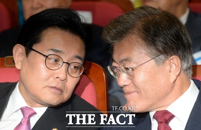 전 대표는 검찰의 즉시항고 포기 결정에 대해선 유감을 표명하면서도 정치권이 토를 달아선 안 된다고 강조했다. 지난 2015년 새정치민주연합 시절 전 대표와 문재인 전 대통령. /임영무 기자