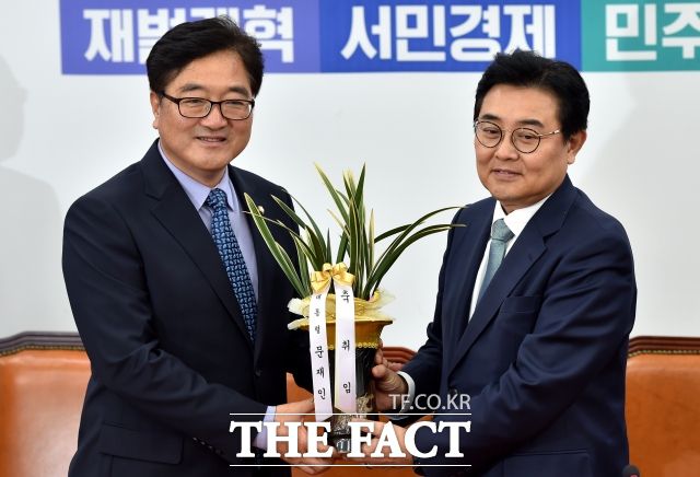 원내대표 출신이기도 한 전 대표는 22대 국회에서 민주당의 원내 전략에 대해 쓴소리를 날렸다. 사진은 지난 2017년 청와대 정무수석으로 일할 당시 우원식 더불어민주당 신임 원내대표(현 국회의장)를 예방한 모습. /이새롬 기자