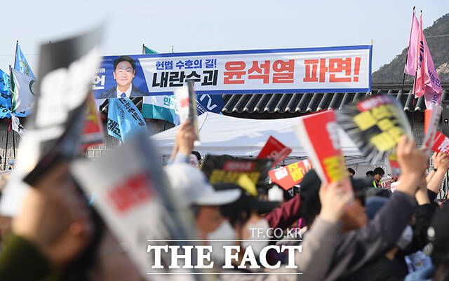 윤 대통령 파면을 촉구하는 현수막이 걸려있다.
