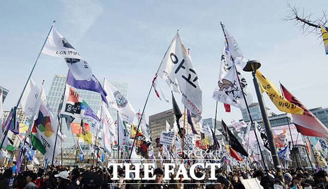탄핵 촉구 집회에서 깃발들이 나부끼고 있다.