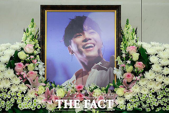 "극심한 정신적 고통 때문에 오랫동안 집에 숨어있었다." 휘성은 과거 약물투약 논란으로 힘들었던 고충을 호소한 바 있다. 사진은 지난 14일 서울 강남구 삼성서울병원 장례식장에 마련된 故 휘성의 빈소. /더팩트 DB