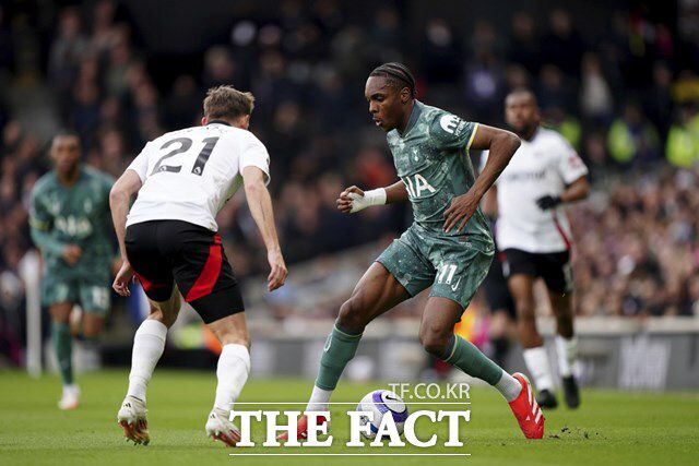 손흥민 대신 토트넘의 왼쪽 윙포워드로 선발 출전한 마티스 텔(오른쪽)./런던=AP.뉴시스