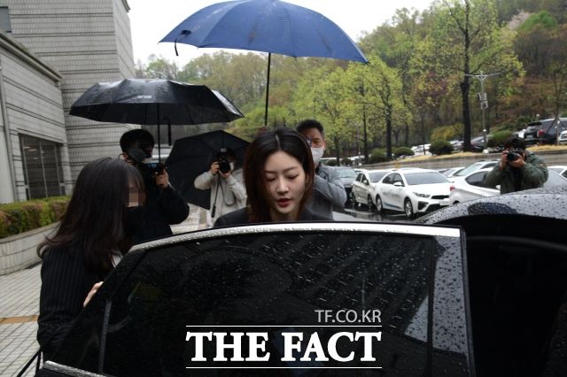 고 김새론에게 먹구름이 닥친 것은 음주운전 사고였지만, 주변의 냉대가 더욱 힘들게 했다. 사진은 김새론이 지난 2023년 4월 서울중앙지방법원에서 열린 '음주운전' 혐의 1심 선고 공판을 마친 후 법원을 나서고 있다. /더팩트 DB
