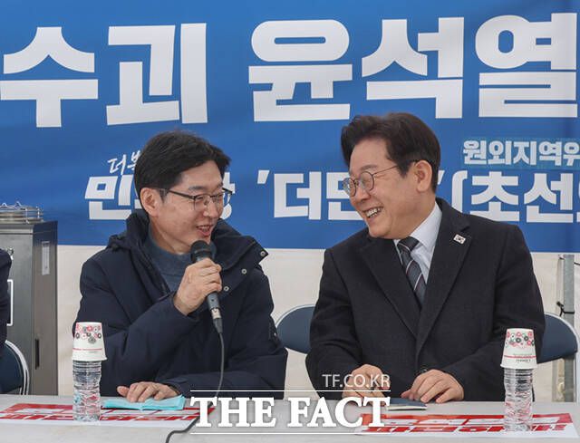 윤 대통령의 예상치 못한 구속 취소와 석방은 이 대표의 대권 행보에 오히려 도움이 됐다는 것으로도 해석될 수 있다. 이 대표가 김경수 전 지사와 12일 서울 종로구 경복궁 앞 더불어민주당 천막 농성장에서 열린 국난극복을 위한 시국간담회에서 대화를 나누며 웃고 있다. /이새롬 기자