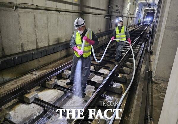 대전교통공사는 지난 10일부터 봄철 미세먼지 시즌을 맞아 최상의 공기질 관리를 위해 터널 내 물청소를 시행했다. 사진은 대전도시철도 1호선 터널 내부 물청소 작업 모습./대전교통공사