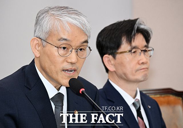 천대엽 법원행정처장(왼쪽)이 12일 오후 서울 여의도 국회에서 열린 법제사법위원회 전체회의에 참석해 질의에 답변을 하고 있다./배정한 기자