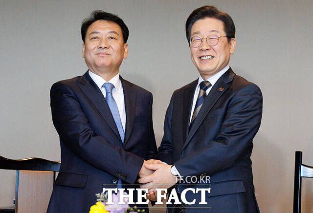 이처럼 윤 대통령 탄핵을 둘러싸고 민주당 내부의 기류가 강경해지며 자연스럽게 이 대표와 비명계의 대립 구도가 완화되는 분위기다. 윤 대통령과 여권 그리고 검찰을 상대로 야권의 공세가 집중되면서 그간 비명계가 이 대표를 겨냥하던 비판의 주목도가 줄어들었다. /박헌우 기자