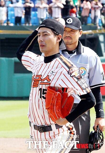 한화 어린이회원 출신인 조인성은 지금도 한화 성적에 일희일비할 만큼 열성 팬이다. /뉴시스