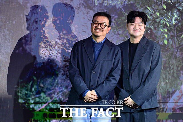 연상호 감독(왼쪽)과 배우 신민재가 18일 오전 서울 마포구 호텔 나루 서울에서 열린 넷플릭스 영화 '계시록'의 제작보고회에 참석해 포즈를 취하고 있다. /남윤호 기자