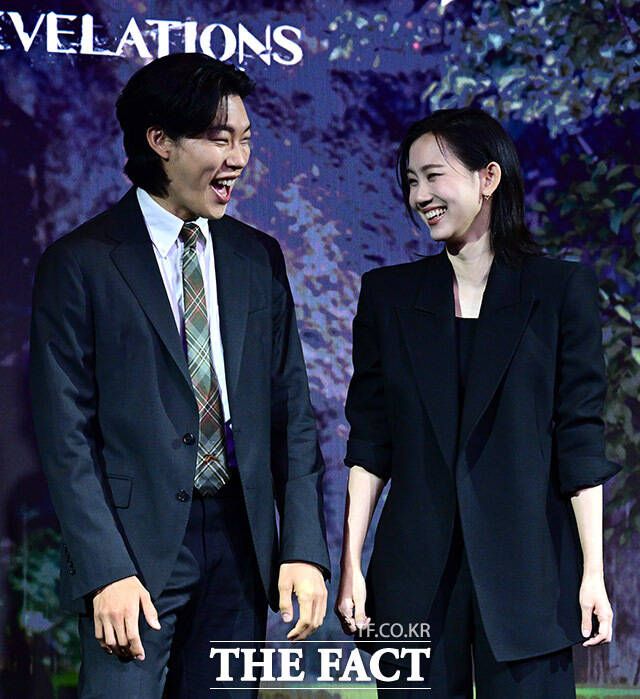 '계시록'에서 호흡 맞춘 류준열-신현빈이 함박웃음을 짓고 있다. /남윤호 기자