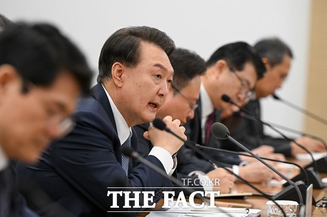 윤석열 대통령이 2024년 3월 18일 서울 아산병원 어린이병원에서 병원 관계자들과 간담회를 진행하고 있다. /대통령실