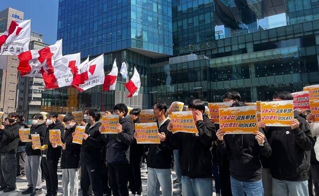 전국화학섬유식품산업노동조합 카카오지회가 19일 정오 경기 성남 카카오 판교아지트 앞에서 카카오의 콘텐츠 사내독립기업(CIC) 분사 반대와 임금·단체협약 교섭 거부에 대한 시정을 촉구하는 집회를 열고 있다. /조소현 기자