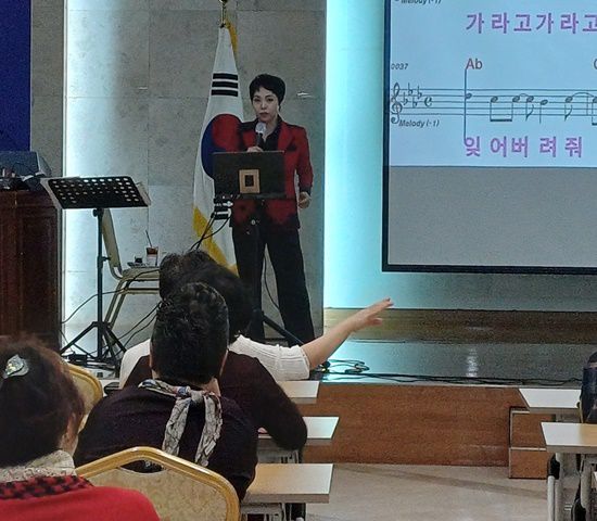 박미현은 최근 건국대미래지식교육 노래지도사과정 18기생들과 만나 새로운 출발을 시작했다. 지난해 17기생까지 그동안 총 700여명의 노래강사를 탄생시켰다. /박미현 노래교실