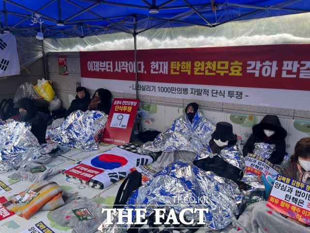 헌법재판소의 윤석열 대통령 탄핵심판 선고를 앞둔 18일 서울 종로구 헌법재판소 인근에서 윤 대통령 지지자들이 탄식투쟁을 이어가고 있다. /종로=김수민 기자