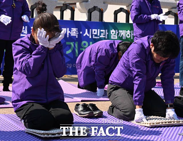 10.29 이태원참사 유가족협의회와 시민들이 19일 오후 서울 종로구 광화문 월대 인근에서 윤석열 대통령 파면 기원 159배를 마친 한 유가족이 눈물을 흘리고 있다.