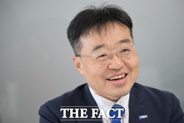 조국혁신당 구로구청장 후보 서상범 조국혁신당 법률위원장이 18일 오후 서울 여의도의 선거사무소에서 <더팩트>와 인터뷰를 하고 있다. 서 변호사는 조국 전 대표와 당이 비전으로 제시한 '사회권 선진국 8대 권리'를 구로에서 실현하는 것을 핵심공약으로 내세우고 있다. /국회=박헌우 기자