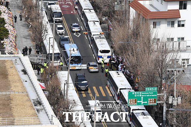 윤석열 대통령의 탄핵 심판 선고가 임박한 16일 오전 서울 종로구 헌법재판소에 차벽과 철조망, 경찰 방호벽이 설치되어 있다. /서예원 기자