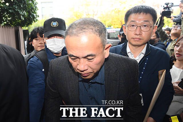 '김건희 여사 공천 개입 의혹'의 핵심 인물인 명태균 씨가 지난해 11월13일 오후 경남 창원시 성산구 창원지방법원에서 열린 구속 전 피의자 심문(영장실질심사)을 받기 위해 출석하고 있다. /창원=장윤석 기자