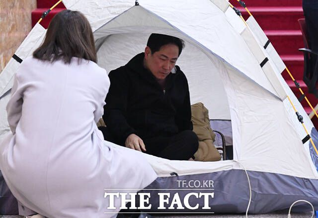 박수영 국민의힘 의원은 최상목 대통령 권한대행의 마은혁 헌법재판관 후보자의 임명을 반대하며 2일부터 국회 로텐더홀에서 단식에 돌입했다. 그러나 나흘 만에 중단해 비판을 받기도 했다. /이새롬 기자