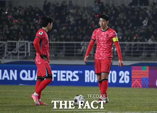 대한민국과 오만의 2026 FIFA 북중미 월드컵 3차 예선전이 20일 오후 경기 고양시 고양종합운동장에서 열린 가운데 한국축구의 템포를 한 단계 끌어올린 손흥민(오른쪽)과 이강인./고양종합운동장=박헌우 기자