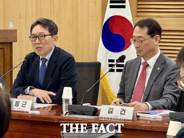 이날 세미나에서는 미국의 확장 억제의 한계를 지적하며 한국의 핵무장이 필요하다는 주장과 한국의 핵 개발이 국제 사회의 강력한 제재를 초래할 것이라는 우려가 동시에 나왔다. 사진은 전 교수(왼쪽)와 김 의원. /국회=이동현 기자