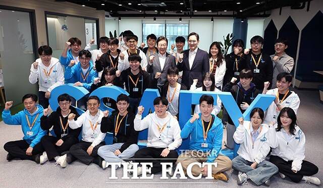 이재용 회장과 이재명 대표가 싸피 교육생들과 기념 촬영을 하고 있다. /박헌우 기자