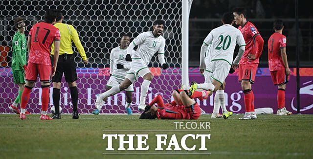 대한민국과 오만의 2026 FIFA 북중미 월드컵 3차 예선전이 20일 오후 경기 고양시 고양종합운동장에서 열린 가운데 득점 후 기뻐하는 오만 선수들 앞으로 이강인이 고통스러워 하고 있다./고양종합운동장=박헌우 기자