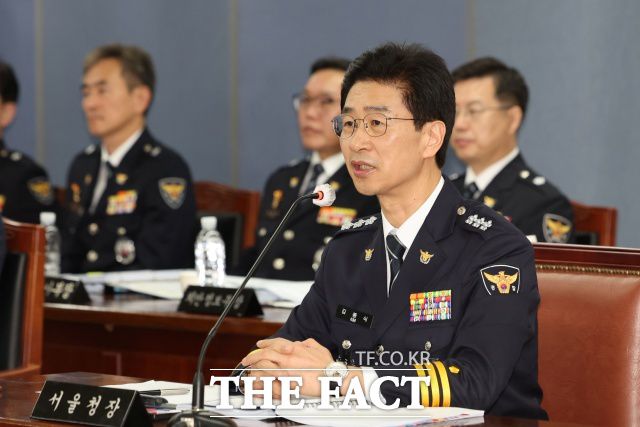 12·3 비상계엄 당시 국회 봉쇄에 관여한 혐의를 받고 재판에 넘겨진 경찰 수뇌부가 첫 공판에서 혐의를 모두 부인했다. 사진은 김봉식 전 서울경찰청장./뉴시스