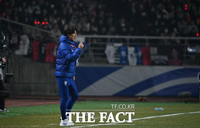 대한민국과 오만의 2026 FIFA 북중미 월드컵 3차 예선전이 20일 오후 경기 고양시 고양종합운동장에서 열린 가운데 홍명보 감독이 경기를 지시하고 있다./고양종합운동장=박헌우 기자