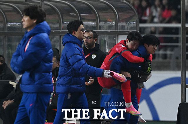 대한민국과 오만의 2026 FIFA 북중미 월드컵 3차 예선전이 20일 오후 경기 고양시 고양종합운동장에서 열린 가운데 이강인이 부상으로 경기장을 벗어나고 있다./고양종합운동장=박헌우 기자