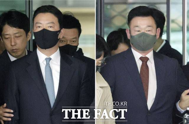 윤석열 대통령 체포 방해 혐의를 받는 대통령경호처 김성훈(왼쪽) 차장과 이광우 경호본부장이 21일 서울 마포구 서울서부지방법원에서 열린 영장실질심사를 마치고 대기 장소로 이동하고 있다. 2025.03.21./뉴시스