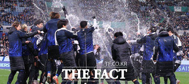 20일 바레인을 2-0으로 제압하며 2026 북중미 월드컵 본선 진출 1호 영예를 차지한 일본 선수들이 축하 샴페인을 터뜨리며 기뻐하고 있다./AFC