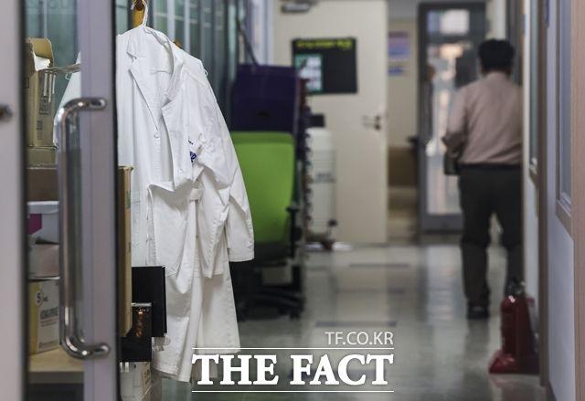 서울시내 한 의과대학에 의시가운이 걸려있다. /뉴시스