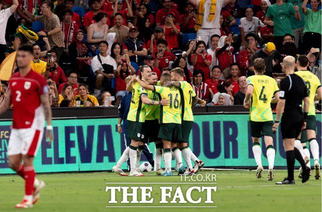 신태용 감독을 중도 퇴진시키고 파트릭 쿨라위버르트 감독을 영입한 인도네시아는 호주 원정에서 1-5 대패를 당했다. 희비가 교차하는 20일 호주와 인도네시아 경기 장면./AFC