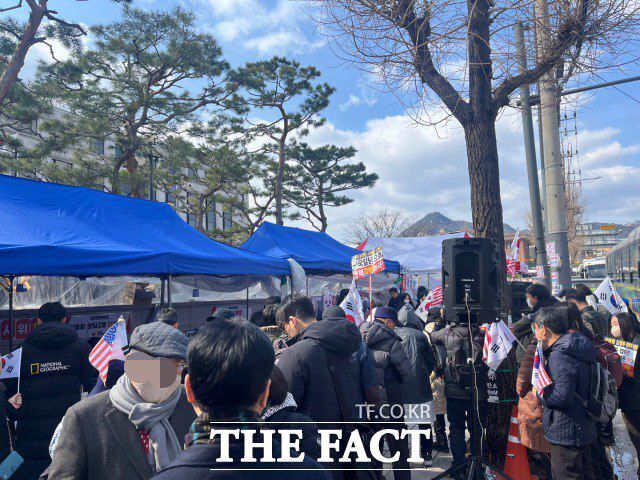 윤 대통령 탄핵심판 선고가 예상보다 길어지면서 진영 간 갈등이 극에 달하는 모양새다. 사진은 지난 17일 서울 종로구 헌법재판소 인근에서 윤석열 대통령 지지자들이 윤 대통령의 탄핵 각하를 외치는 모습. /김수민 기자