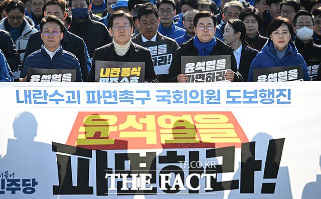 이재명 더불어민주당 대표와 박찬대 원내대표를 비롯한 민주당 의원들이 19일 오후 서울 여의도 국회에서 '내란 수괴 윤석열 파면을 촉구'하는 도보행진을 하는 모습. /박헌우 기자