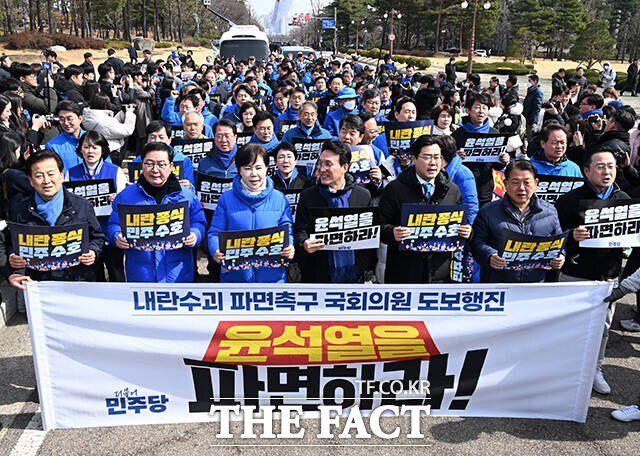 예상보다 헌법재판소 결론이 늦어지면서 민주당의 도보행진은 10일째 이어졌다. 의원들과 보좌진들 사이에선 반복되는 행진이 버겁다는 반응이 나온다. /배정한 기자