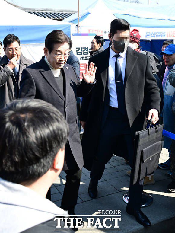 이 대표가 19일 서울 종로구 광화문 인근 민주당 천막농성장에서 열린 현장 최고위원회의에 참석한 뒤, 경호원의 밀착 경호를 받으며 천막을 나서는 모습. /이새롬 기자