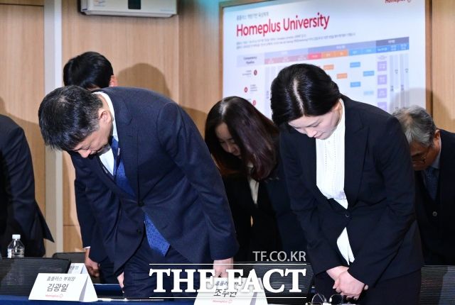 김광일 MBK파트너스 부회장(앞줄 왼쪽부터)과 조주연 홈플러스 대표가 14일 서울 강서구 홈플러스 본사에서 기업회생 신청과 관련한 기자간담회에 참석해 사과를 하고 있다. /임영무 기자