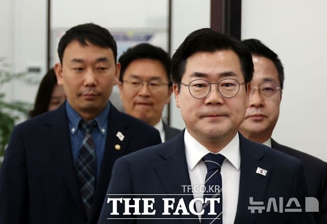 더불어민주당이 헌법재판소 인근 서울 광화문에 천막 당사를 설치·운영하고 대통령 파면 때까지 광장에서 싸우겠다는 입장을 밝혔다. 박찬대 더불어민주당 원내대표 등 원내지도부 의원들이 23일 서울 여의도 국회에서 현안 기자간담회를 하기 위해 회의실로 향하고 있다. /뉴시스