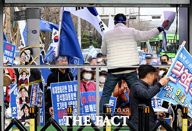 자유문화국민연합이 주최하는 탄핵기각 즉각복귀 애국시민과 함께하는 문화콘서트가 23일 오후 서울 종로구 계동 현대사옥 앞에서 열린 가운데 참가자들이 구호를 외치고 있다.