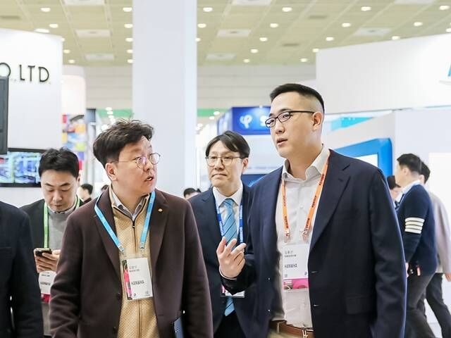 한화세미텍은 지난 14일 SK하이닉스에 HBM 제조 핵심 장비인 TC본더를 납품한다고 밝혔다. 사진은 김동선 한화세미텍 미래비전총괄 부사장(오른쪽). /한화세미텍