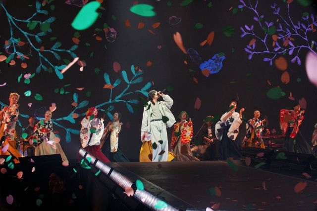 J팝 가수 요네즈 켄시의 대표곡들의 무대가 시작되자 팬들이 함성으로 화답했다. /라이브네이션코리아