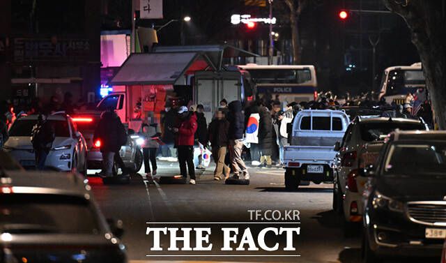 윤석열 대통령 구속영장 발부에 반발해 서울서부지법 일대에서 폭동을 일으킨 일부 피고인들이 재판에서 검찰이 신청한 영상 증거에 대해 무결성과 원본성이 입증돼야 한다며 부동의 의사를 밝혔다. /이새롬 기자