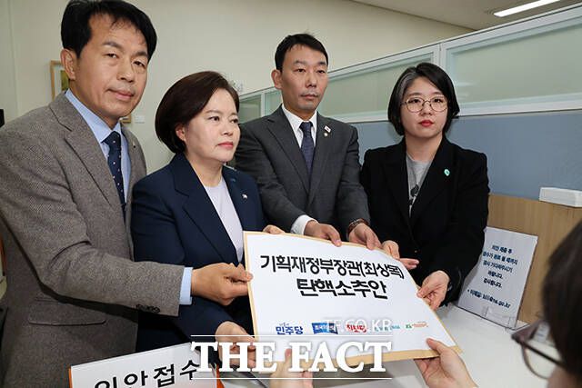 한 총리가 복귀하게 될 경우 마 후보자 임명 문제와 김건희 여사 상설특검법, 상법개정안에 대한 재의요구권 행사 등으로 격량에 휩싸일 전망이다. 사진은 더불어민주당 등 야당이 지난 21일 서울 여의도 국회 의안과에 '최상목 탄핵소추안'을 제출한 모습. /국회=배정한 기자