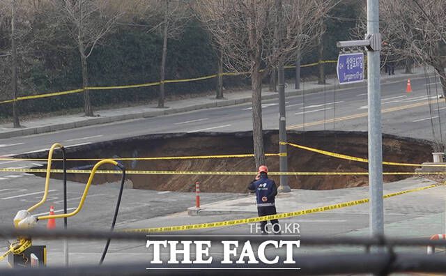 두 명의 사상자가 발생한 서울 강동구 대형 '땅 꺼짐(싱크홀)' 사고 원인 중 하나로 지하철 9호선 연장 공사가 지목되는 가운데 사업 시행 전 환경영향평가 당시 '싱크홀 우려' 의견이 있었던 것으로 확인됐다. 25일 서울시 도시기반시설본부의 지난 2021년 6월 '도시철도 9호선 4단계 환경영향평가'에 따르면 환경영향평가협의회 위원 9명 중 4명이 지하수 유출과 지반침하 등 우려를 표했다. 사진은 강동구 대명초등학교 인근 사거리 모습. /이새롬 기자