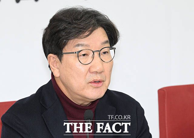 권성동 국민의힘 원내대표가 25일 사회관계망서비스(SNS)에 "서울 강동구 명일동 싱크홀 사고 실종자께서 결국 숨진 채 발견됐다고 한다. 고인의 명복을 빌며, 유족께 심심한 애도를 표한다"라고 썼다. /박헌우 기자