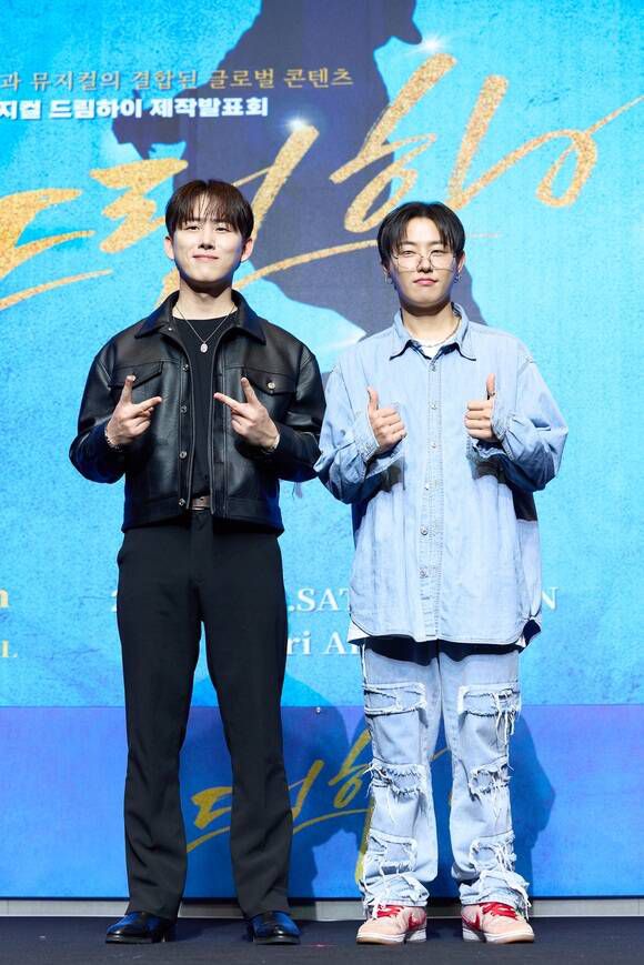 뮤지컬 배우 추연성(왼쪽)과 가수 유권이 쇼뮤지컬 Again '드림하이'에서 각각 진국 역과 제이슨 역으로 분한다. /아트원컴퍼니