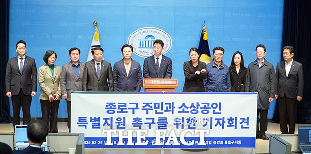 곽상언 더불어민주당 의원(가운데)이 25일 서울 여의도 국회 소통관에서 기자회견을 열고 발언을 하고 있다.